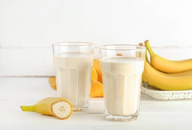 Masada bir bardak lezzetli muz püresi.