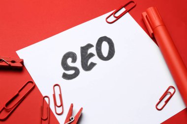 Kağıtların kısaltması SEO ve renk arkaplanı kırtasiyesi