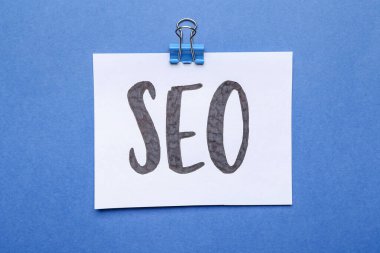 Renk arkaplanı için SEO kısaltması ile kağıt sayfası