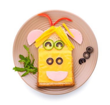 Beyaz arka planda boğa şeklinde lezzetli bir sandviç tabağı.