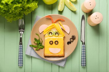 Masada boğa şeklinde lezzetli bir sandviç tabağı.