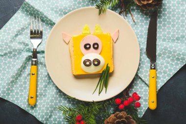 Yemek masasında boğa şeklinde lezzetli bir sandviç.