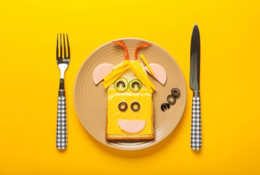 Arka planda boğa şeklinde lezzetli bir sandviç tabağı.