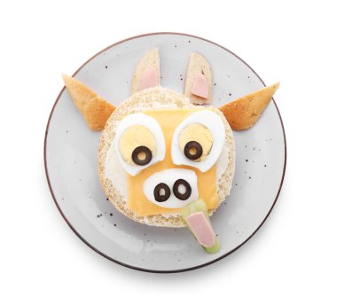 Beyaz arka planda boğa şeklinde lezzetli bir sandviç tabağı.