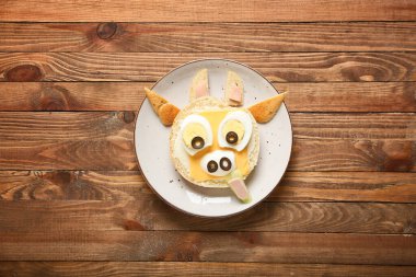 Masada boğa şeklinde lezzetli bir sandviç tabağı.