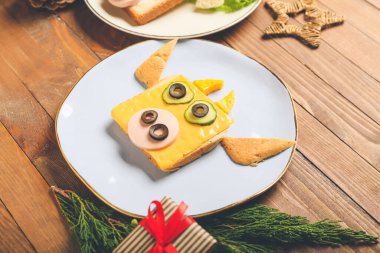 Masada boğa şeklinde lezzetli bir sandviç tabağı.