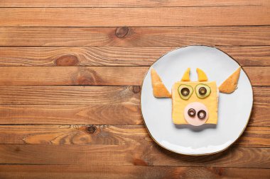 Masada boğa şeklinde lezzetli bir sandviç tabağı.