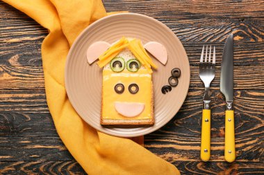 Masada boğa şeklinde lezzetli bir sandviç tabağı.