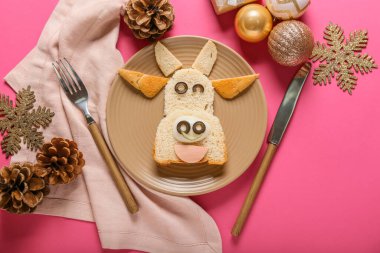 Yemek masasında boğa şeklinde lezzetli bir sandviç.