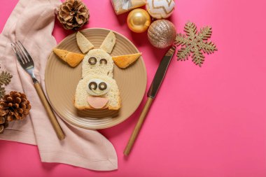 Yemek masasında boğa şeklinde lezzetli bir sandviç.