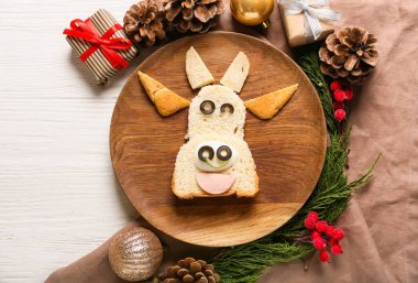 Yemek masasında boğa şeklinde lezzetli bir sandviç.