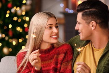 Evde Noel 'i kutlayan maytaplı mutlu genç çift