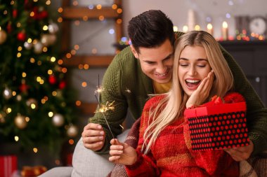 Mutlu genç çift Noel 'i evde kutluyor.