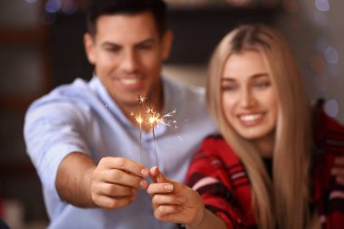 Evde Noel 'i kutlayan maytaplı mutlu genç çift