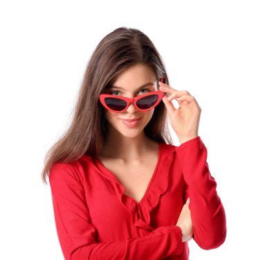 Beyaz arka planda zarif genç bir kadının portresi