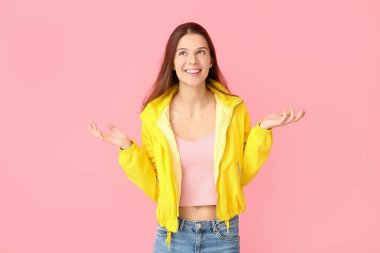 Renkli arka planda güzel bir genç kadının portresi