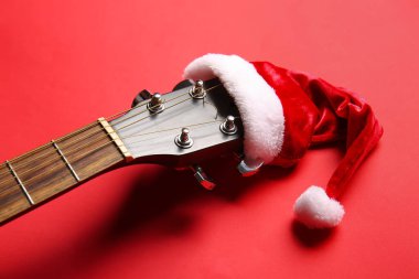 Arka planda Noel Baba şapkası olan gitar.