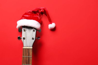 Arka planda Noel Baba şapkası olan gitar.