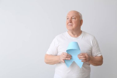 Arka planda mavi kurdeleli son sınıf öğrencisi. Prostat kanseri farkındalığı