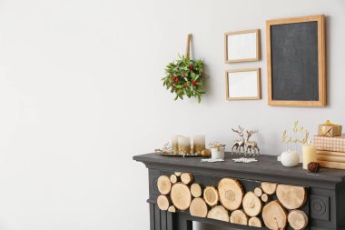 Odanın içinde ökseotu dalı