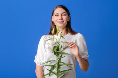 Renkli zambakları olan genç ve güzel bir kadın.