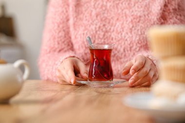 Masada Türk çayı içen kadın