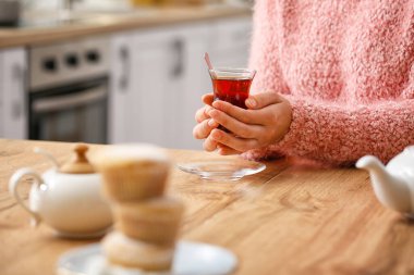 Masada Türk çayı içen kadın