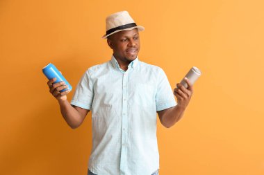 Arkaplanda sodası olan yakışıklı Afro-Amerikalı adam.