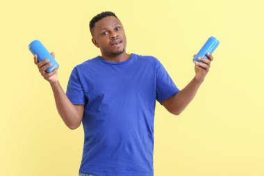 Arkaplanda sodası olan yakışıklı Afro-Amerikalı adam.