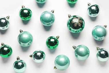 Beyaz arka planda güzel Noel baloları