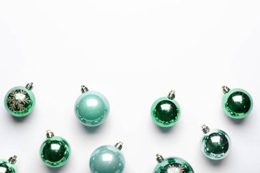 Beyaz arka planda güzel Noel baloları