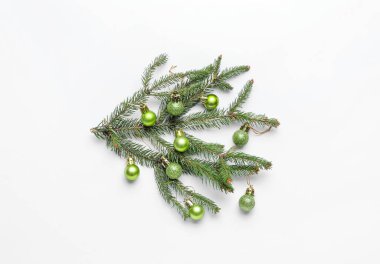 Beyaz arka planda güzel Noel topları olan fidan dalı
