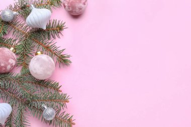 Renkli arkaplanda güzel Noel topları olan fidan dalı