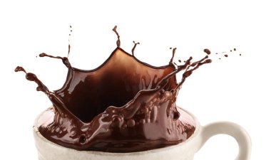 Beyaz arka planda sıcak çikolata serpiştirilmiş fincan.