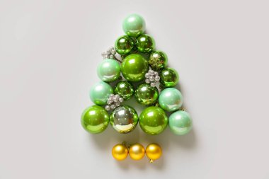 Işık arkaplanındaki dekordan yapılmış güzel Noel ağacı