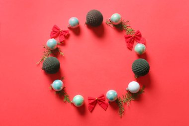 Renkli arka planda güzel bir Noel dekorundan yapılmış çerçeve