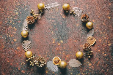 Grunge arka planında güzel bir Noel dekorundan yapılmış çerçeve