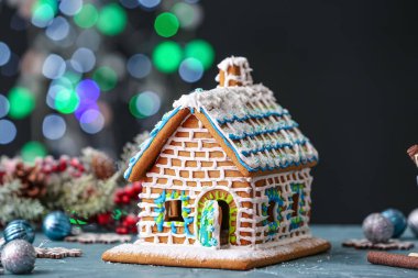 Güzel zencefilli kurabiye evi ve Noel dekorasyonu.