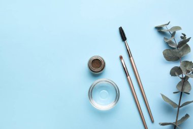 Renkli arka planda doğal kınalar ve fırçalar