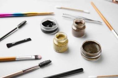 Açık arkaplanda kaşların düzeltilmesi için kınalı kompozisyon