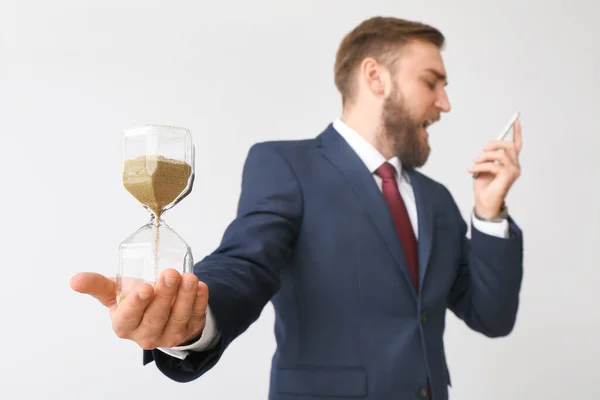 Hombre Negocios Enojado Con Reloj Arena Hablando Por Teléfono Fondo — Foto de Stock