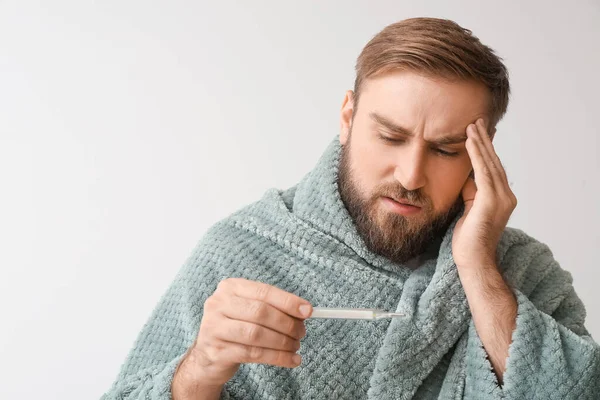 Ill Man Measuring His Temperature Light Background — Stock Photo, Image