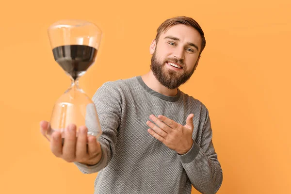 Mladý Muž Přesýpacími Hodinami Barevném Pozadí — Stock fotografie