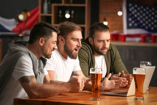 Erkekler barlarda bahis oynuyorlar.