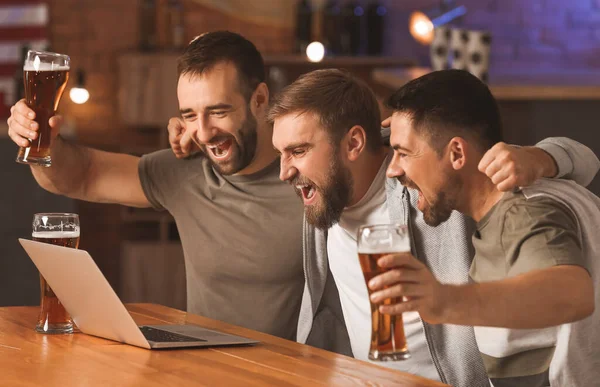 Hombres Felices Después Ganar Sus Apuestas Deportivas Pub — Foto de Stock