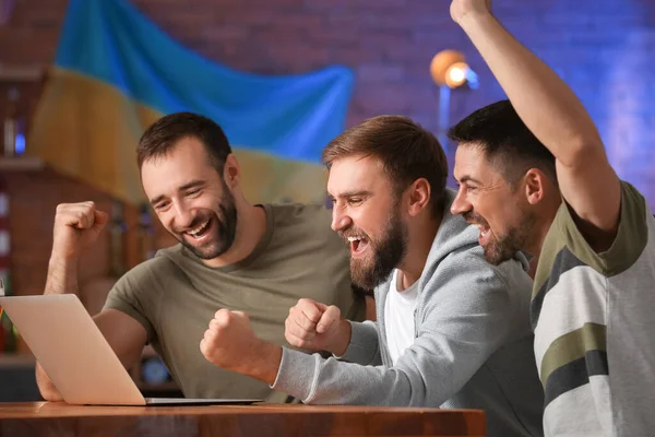 Bardaki spor bahislerini kazandıktan sonra mutlu adamlar.