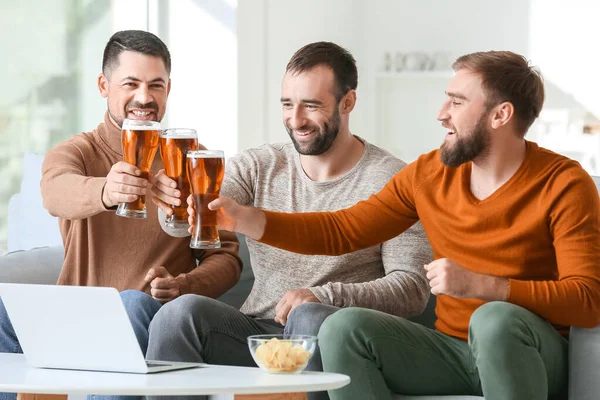 Evdeki spor bahislerini kazandıktan sonra mutlu adamlar.