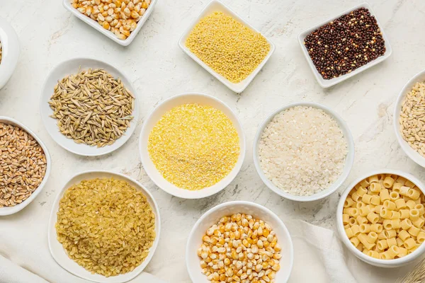 Beyaz arka planda tahıl çeşitleri içeren kaseler