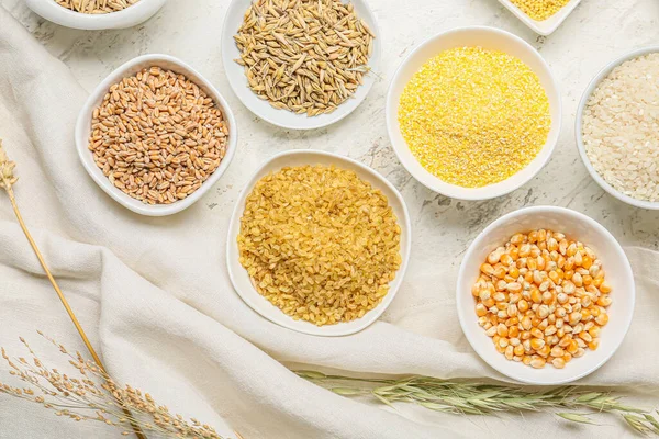 Cuencos Con Surtido Cereales Sobre Fondo Blanco — Foto de Stock