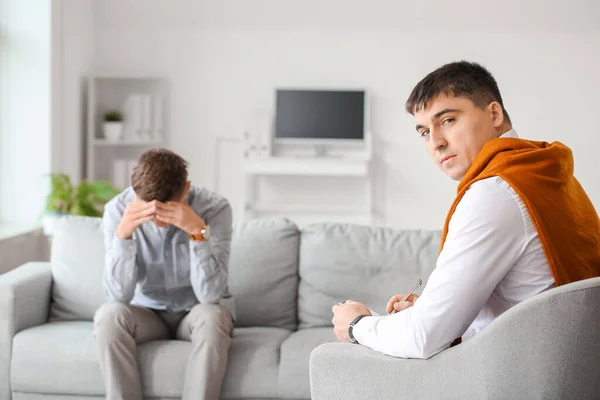 Psicólogo Trabajando Con Adolescente Consultorio — Foto de Stock